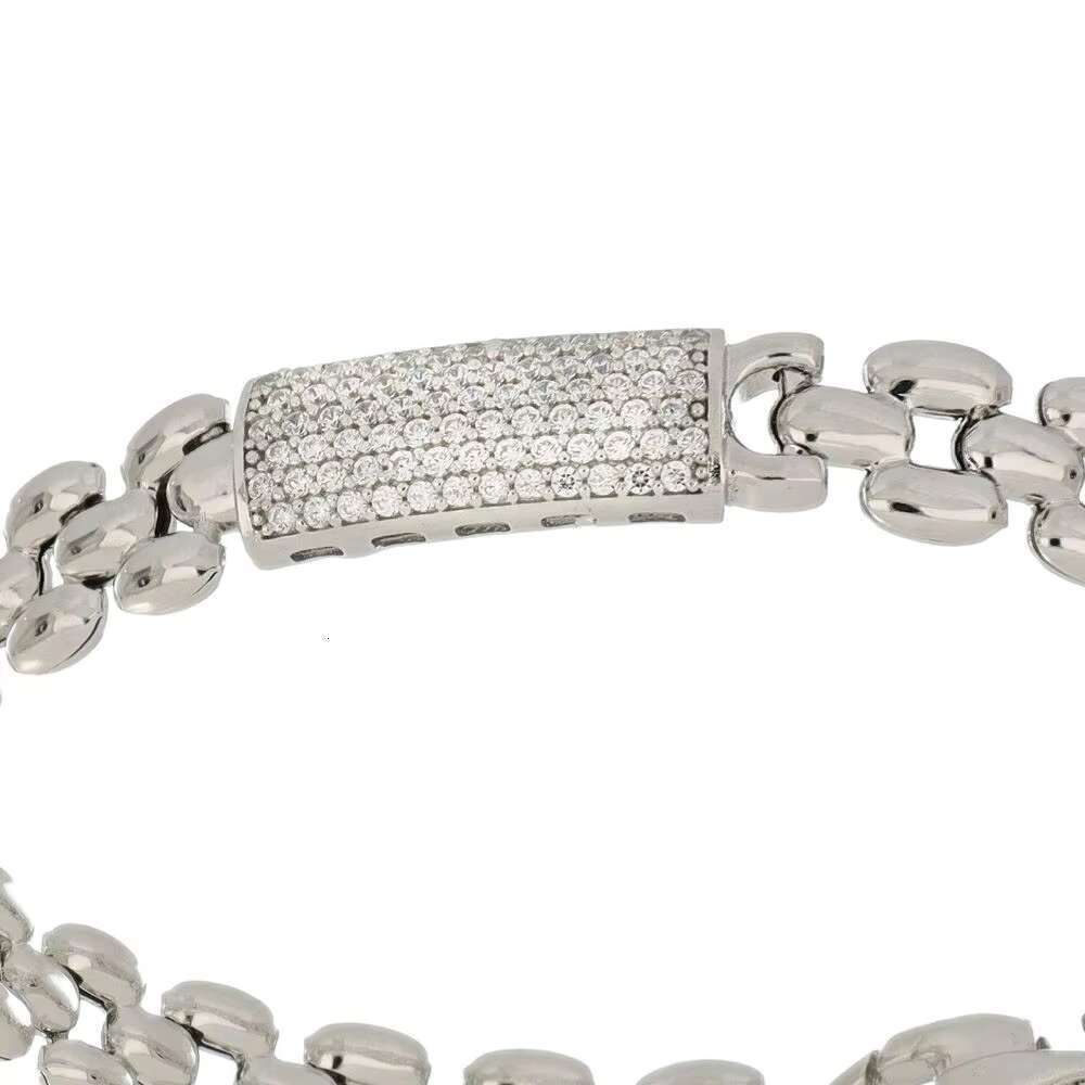 Made in Italy, this luxurious sterling sier bracelet comes with a paving straight bar, elegant and designed for any ocn