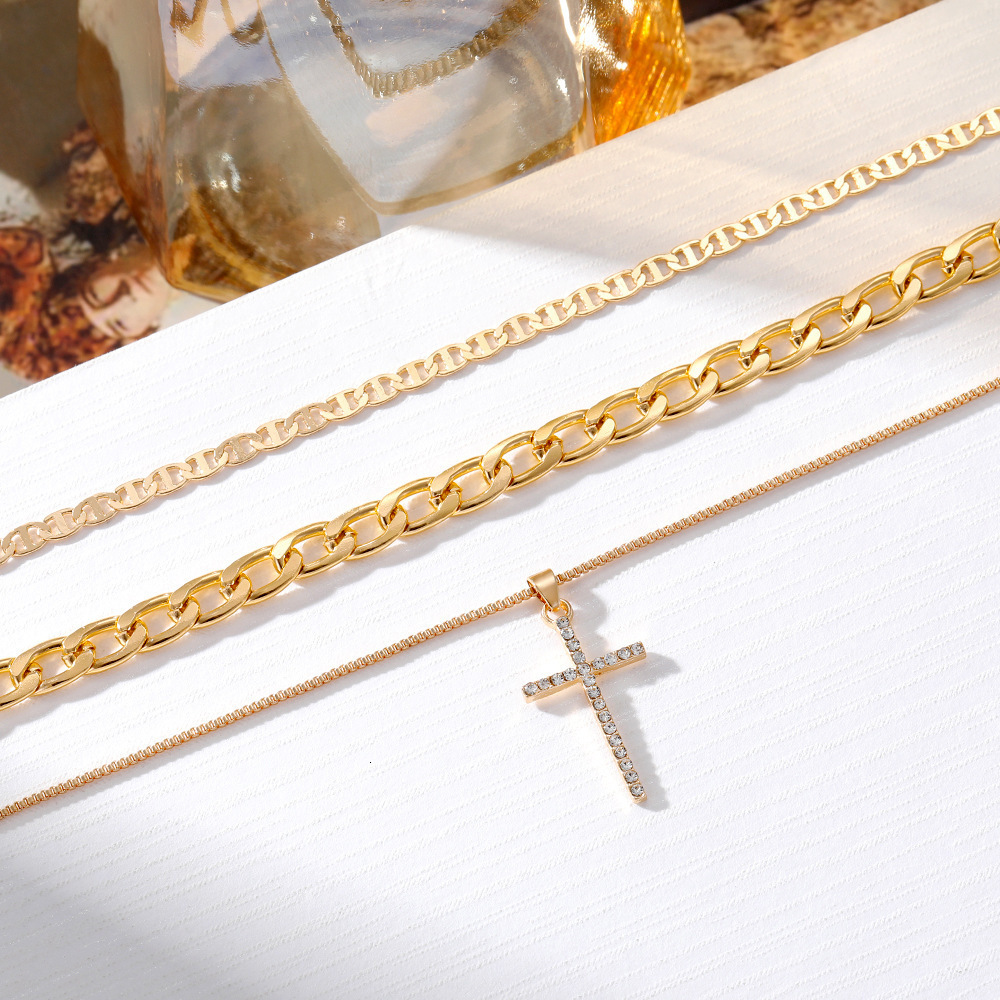 Popular jewelry, personalized studded cross pendant necklace, female hot selling metal necklace