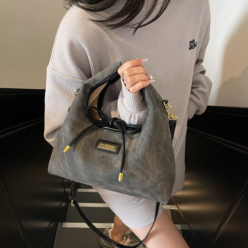 Large capacity women's summer versatile 2025 new niche design, simple crossbody bag, hand-held commuting dumpling bag