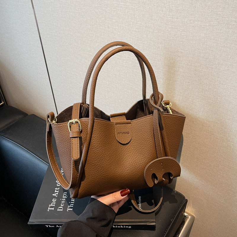 Vegetable Basket Handbag for Women 2025 New Spring/Summer Simple Water Bucket Steamed Bun Mother Advanced Sensory Communication Qin Crossbody Bag