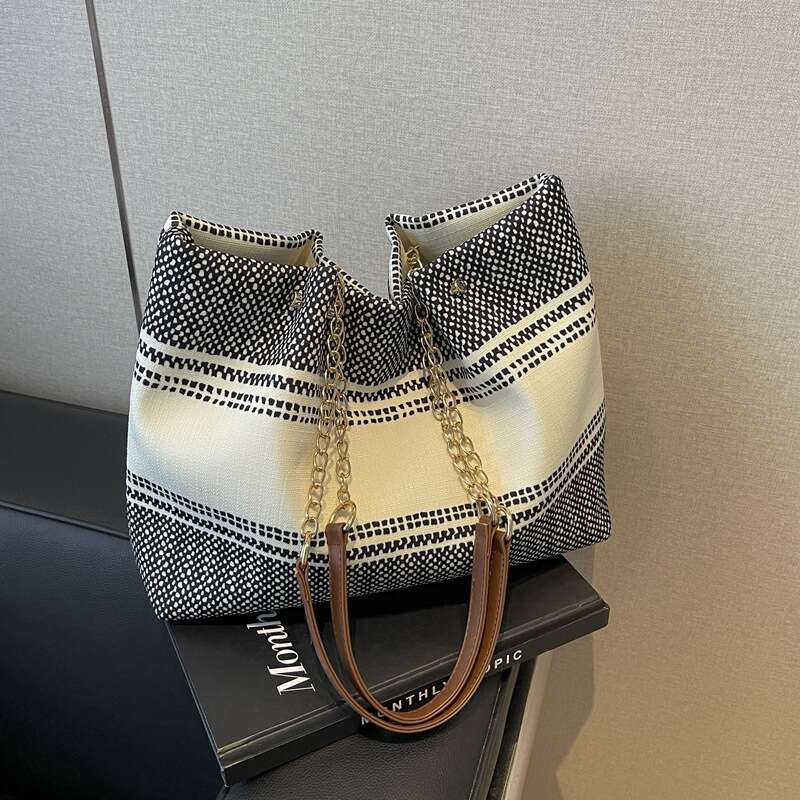 2024 Grass New Versatile Crossbody Bag, Fashionable And Casual One Shoulder Hand-Held Woven Bucket Tote Bag