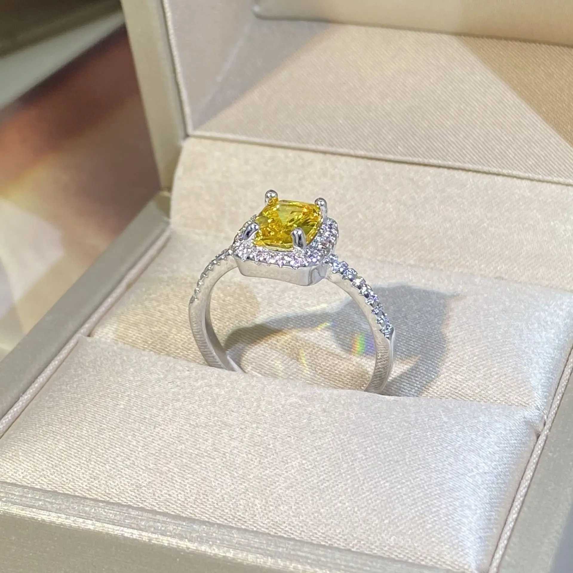 2022 Classic Simulation Zircon Gold Plated Ring Women Fashion Fancy Yellow Cushion Square Diamond Wedding Ring Proposal RingXJ250514