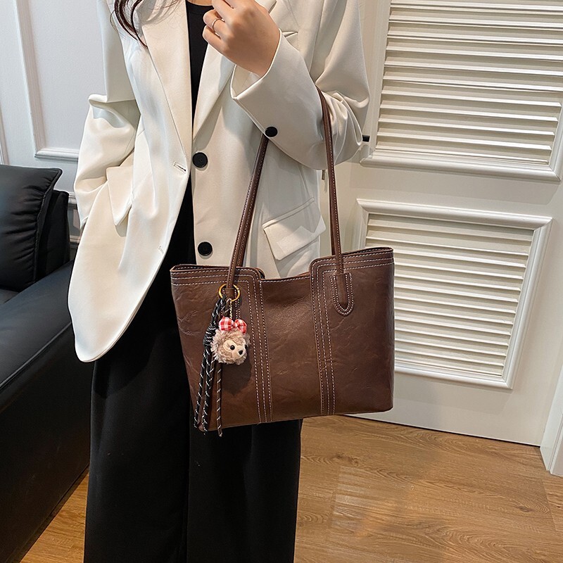 2025 new bag, women's simple large capacity new multi-functional shoulder bag, designer commuting handbag, high aesthetic value, light luxury tre