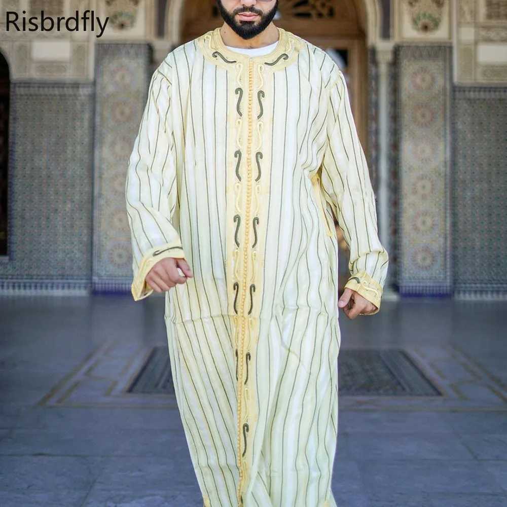 2021 New Fashion Style African Men Long Sleeve V-neck Plus Size Long Robes African Clothes for Man M-4XL X250514
