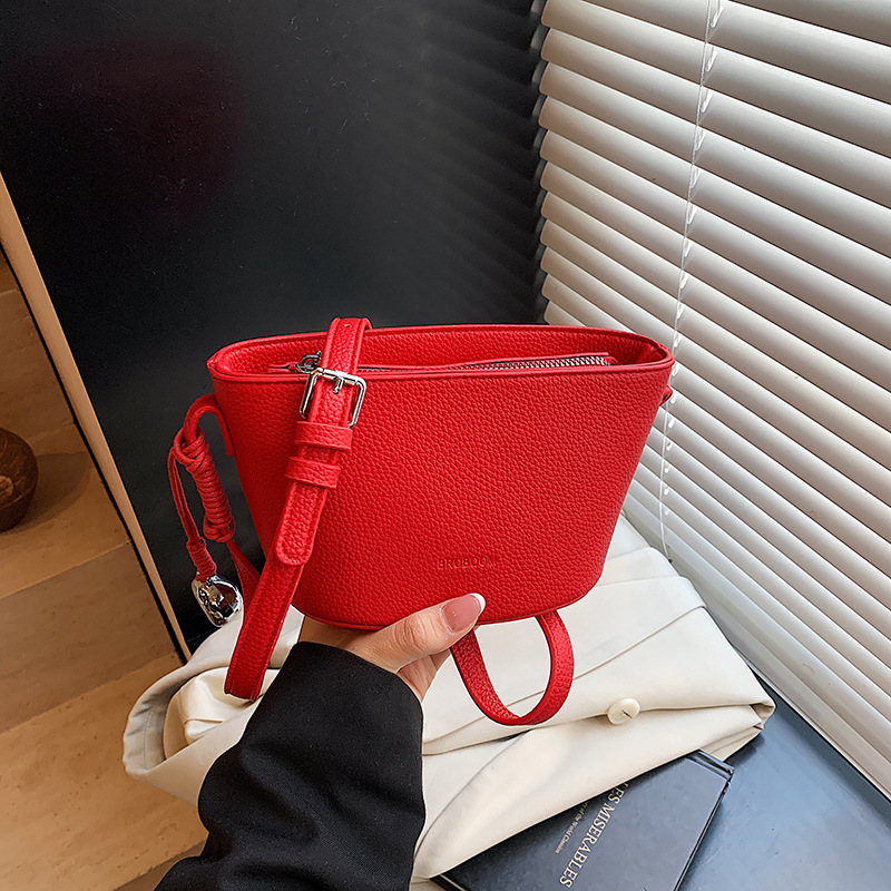 Korean niche design women's 2025 new simple and fashionable bucket versatile casual shoulder crossbody bag