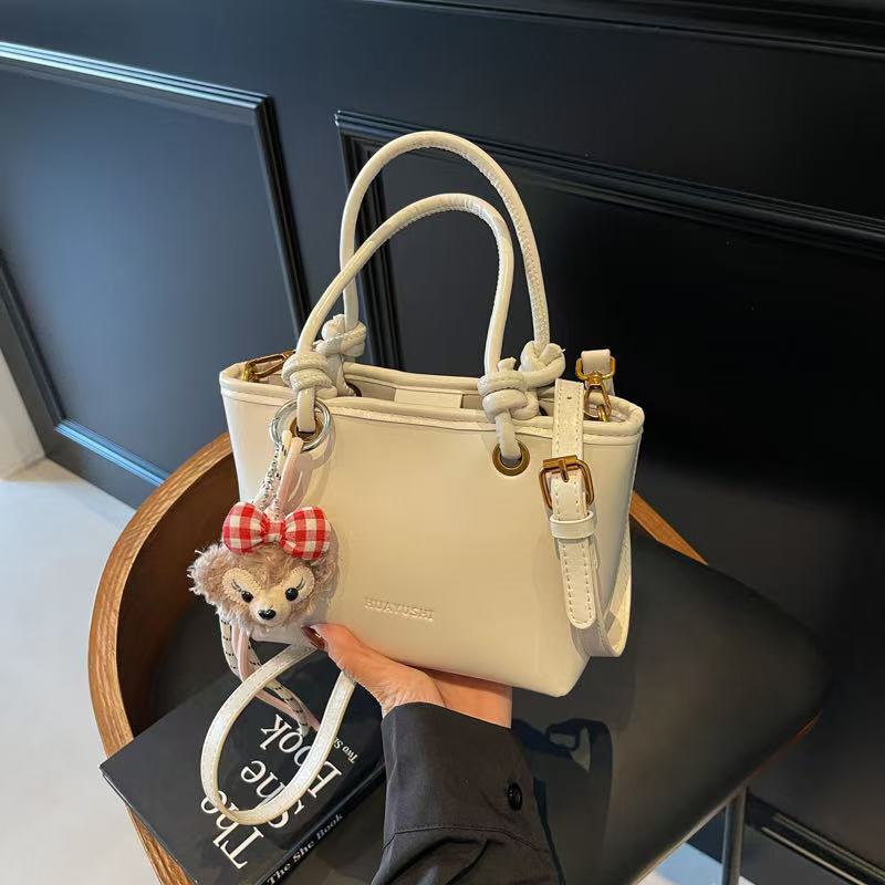 2025 new oil wax leather shoulder fashionable commuting small square bag designer niche Western style crossbody bag retro high-end feel handbag casual