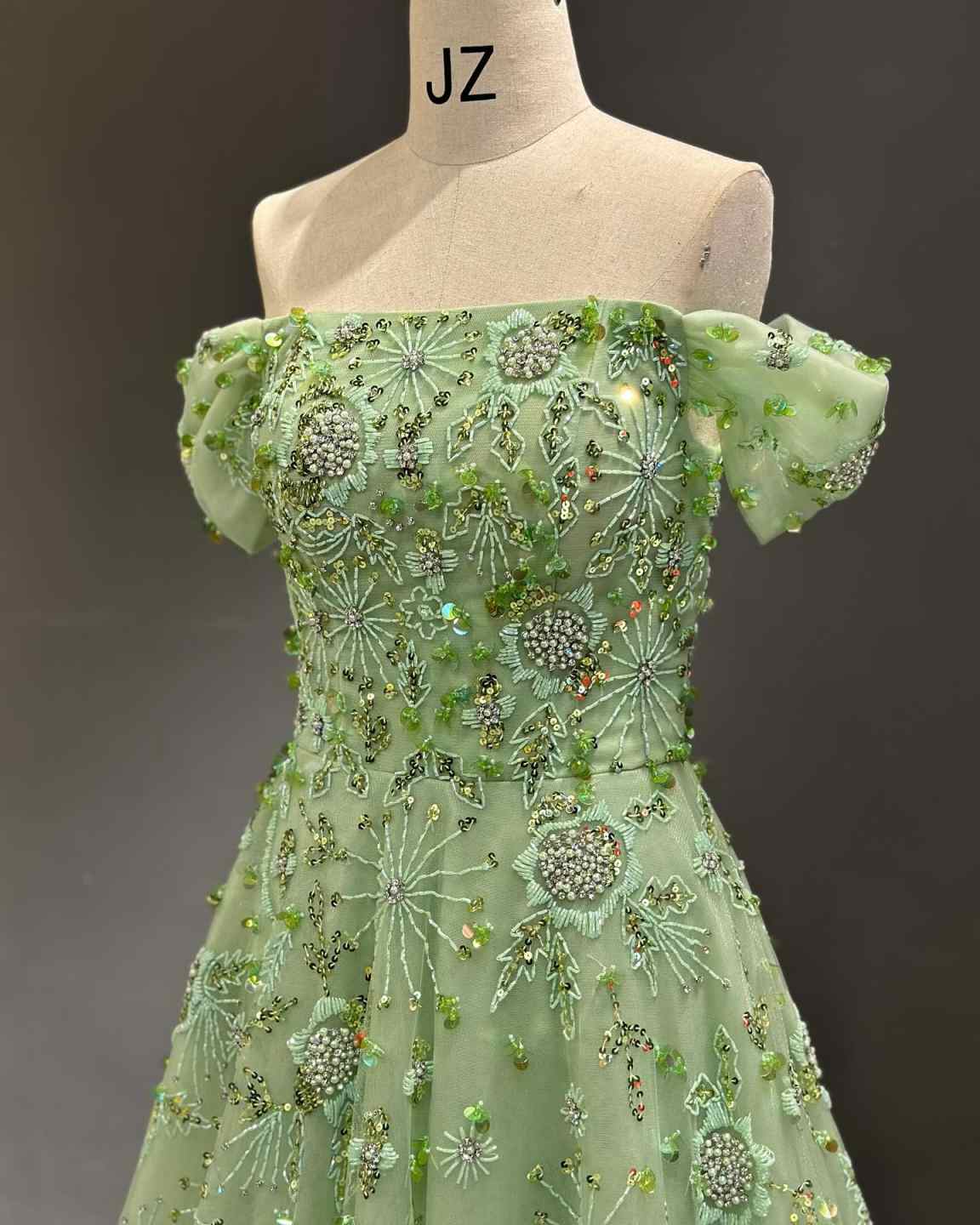 Graceful Green Prom Dresses A-Line Off The Shoulder Sequins Appliques Customized Zipper Court Gown Evening Dress Plus Size Vestido De Noite