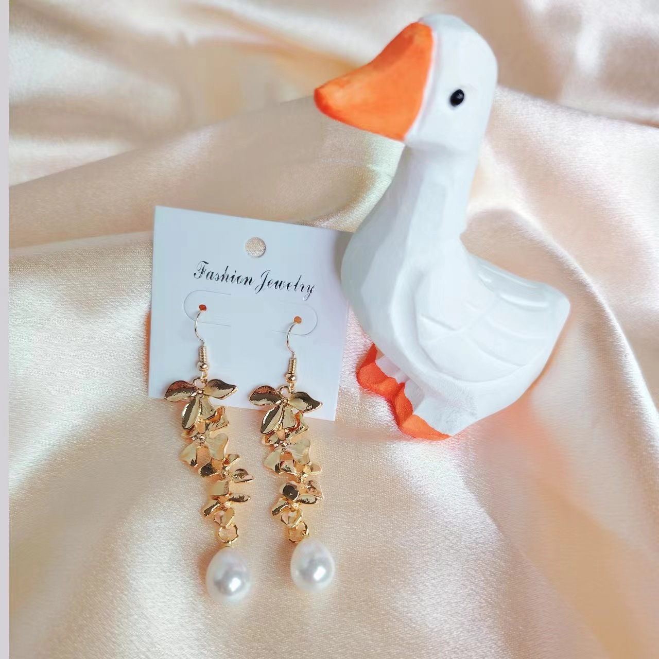 Fashionable and minimalist Bohemian petal pearl for women, Baroque jewelry, flower earrings