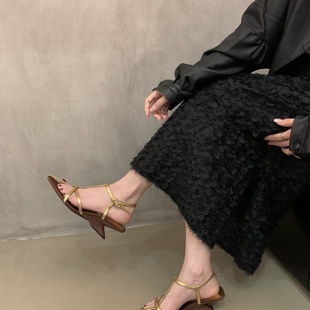 Designer sandals Fashionable style! Sharp pointed cross shaped sandals with sloping heels for women 2025 new style socialite Roman open toed high heel