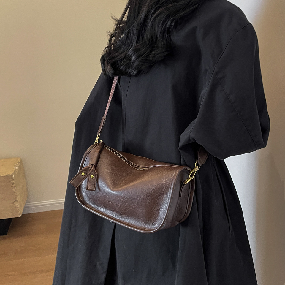 Hot selling new large capacity women's European trendy outfits, niche soft leather shoulder crossbody bags, underarm bags