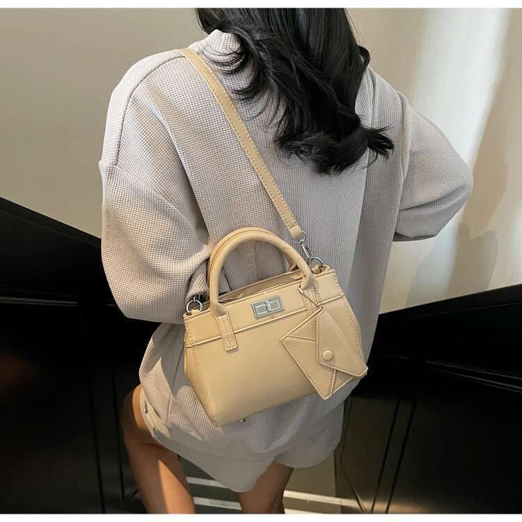 High-End Vintage Crossbody Bag Minimalist Designer Paris Style Leather Tote With Elegant Letter Detail