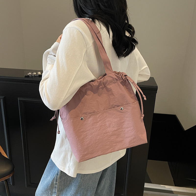 Large capacity lightweight waterproof nylon cloth women 2025 new student class single shoulder tote bag for leisure commuting
