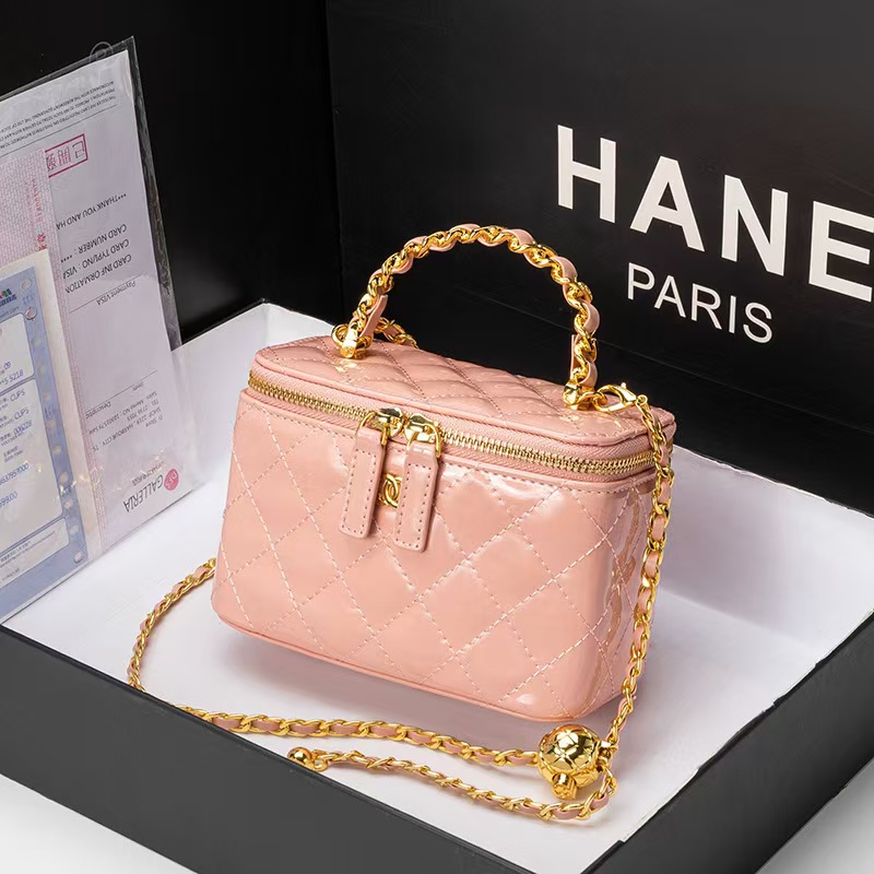 The designer has designed 19 small handbags for ladies including diamond-shaped cloud bags chain bags high-quality CC crossbody bags and luxury items