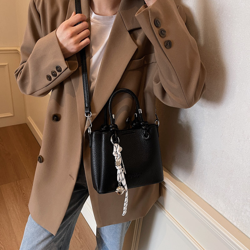 New bag for spring and summer casual women's small tote bag 2025 new large capacity designer single shoulder commuting crossbody bag, simple hand