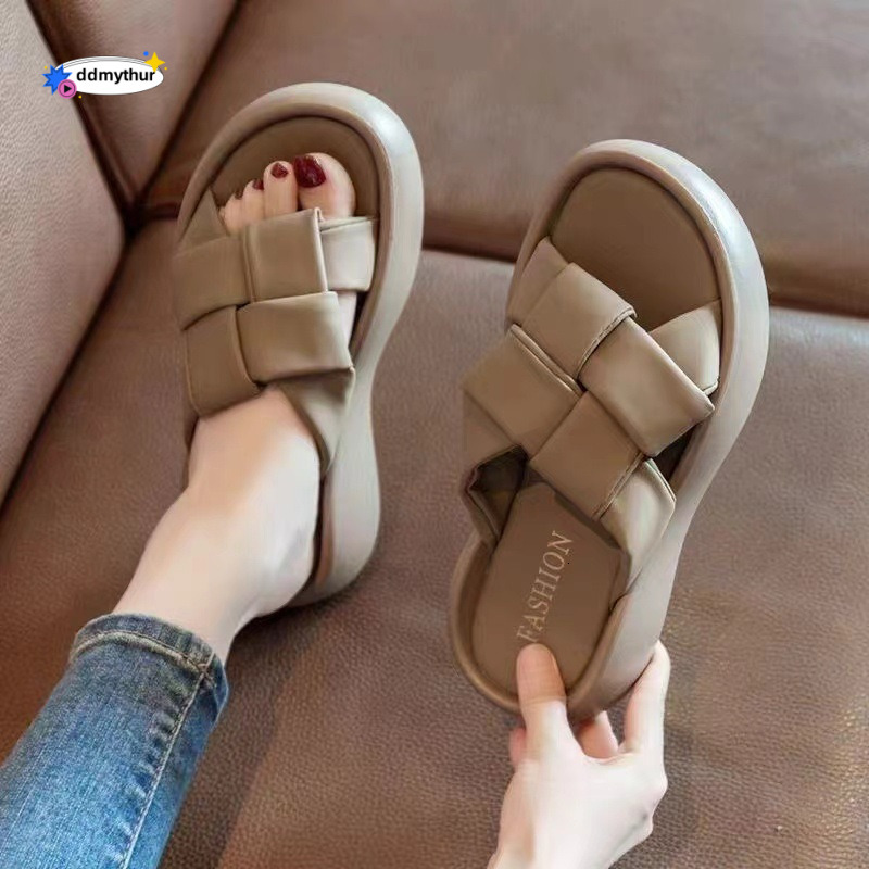 Cool slippers for women, fashionable outerwear, 2024 summer new item, thick soled women's shoes, high aesthetic value, flat bottom, high-end feel