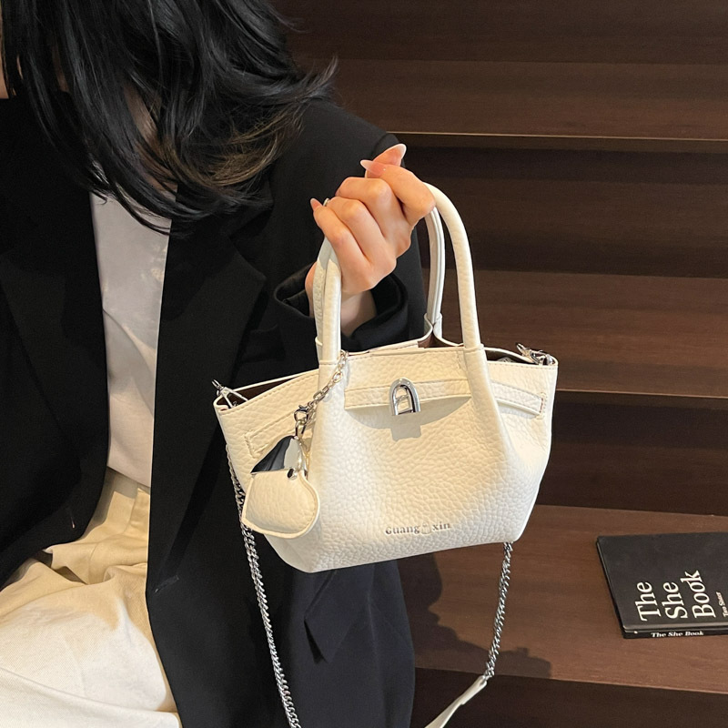 High end vegetable basket small shoulder fashionable hand-held armpit 2025 new trendy casual crossbody bag, textured women's bag