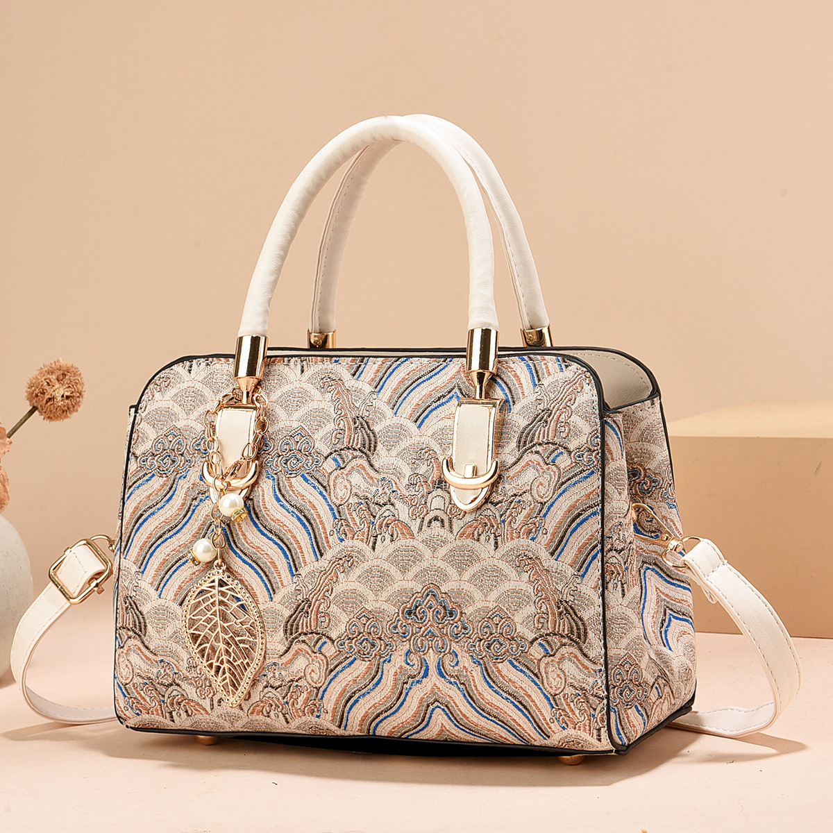 2025 high-quality new bag, Chinese style fashion retro high-end feel, hand-held women's designer printed single shoulder diagonal cross large cap