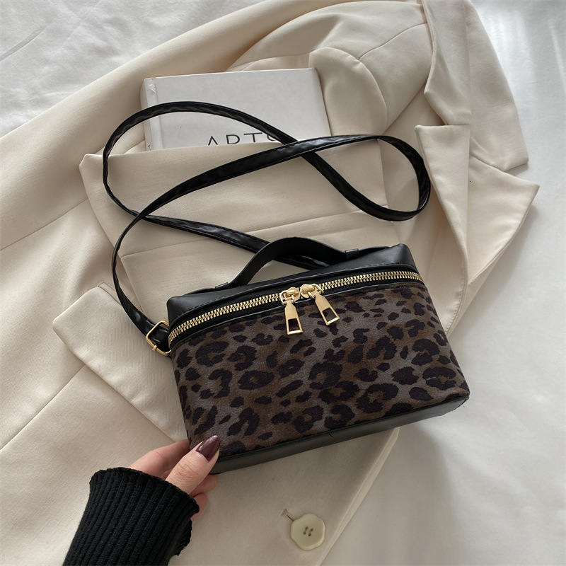 New Niche Design Fashion Leopard Print 2025 Spring/summer Portable Makeup Bag Luxury Bag Handheld Fragrance New Free Delivery Designer Bag Trend Cross