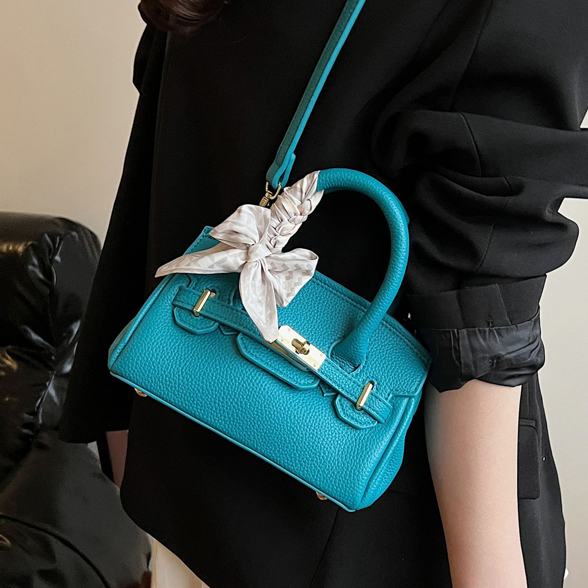 Free shipping 2025 new designer bag Versatile small for women spring fashion crossbody bag, high-end texture commuting exquisite handbag