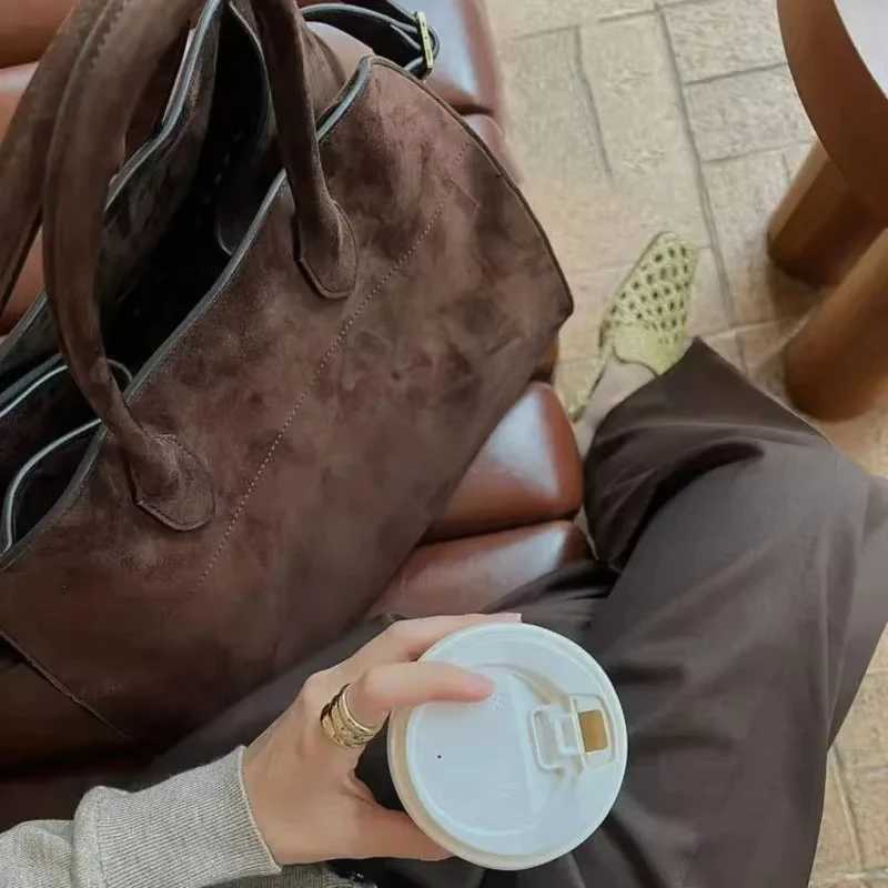 Vintage Luxury Designer Handbags Veet Large Capacity Brown Travel Tote Bags Solid Shopping Cmuter Shoder Bag For Wen Z250514