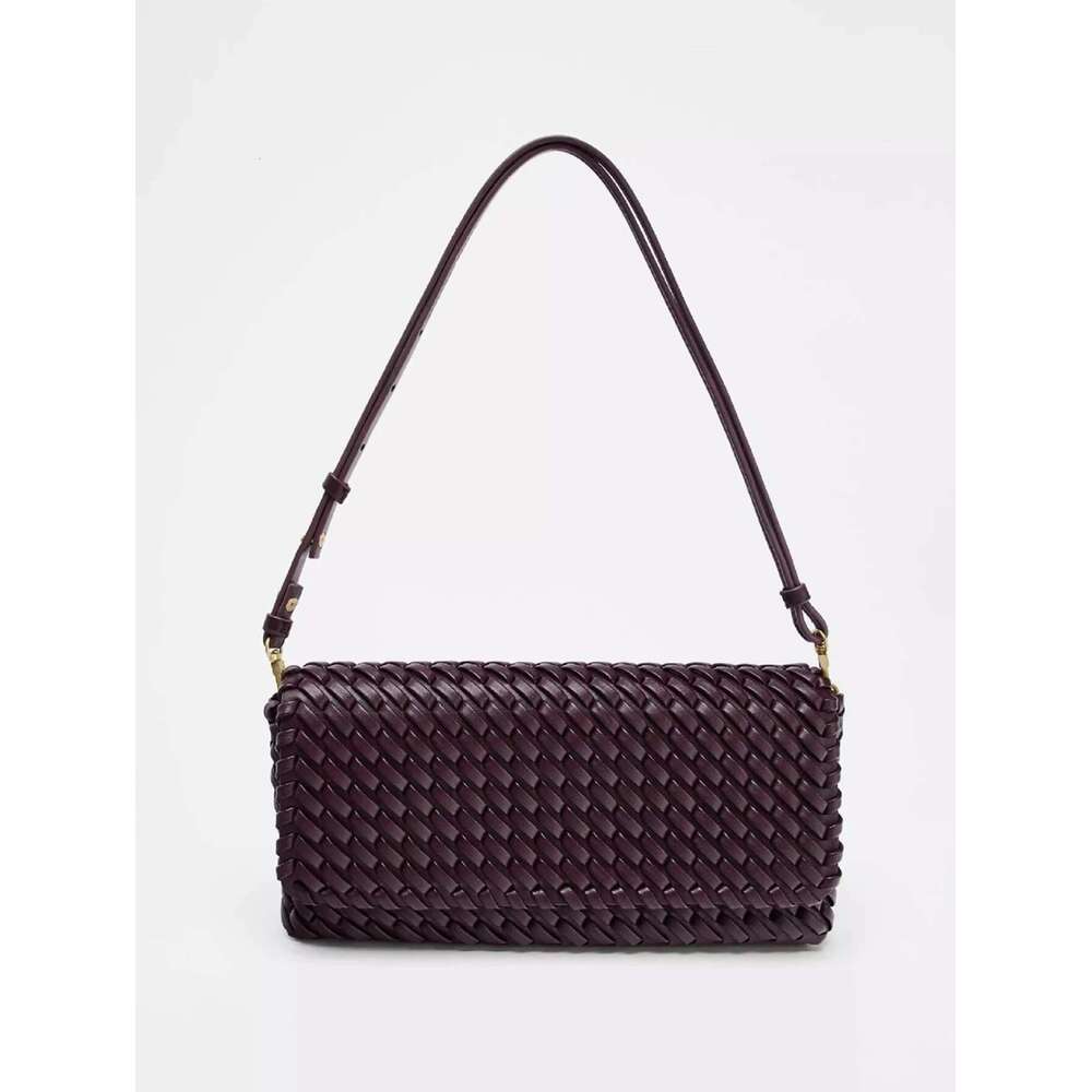 Woven exude a sense of sophistication. Single-shoulder crossbody flip bags are simple and versatile