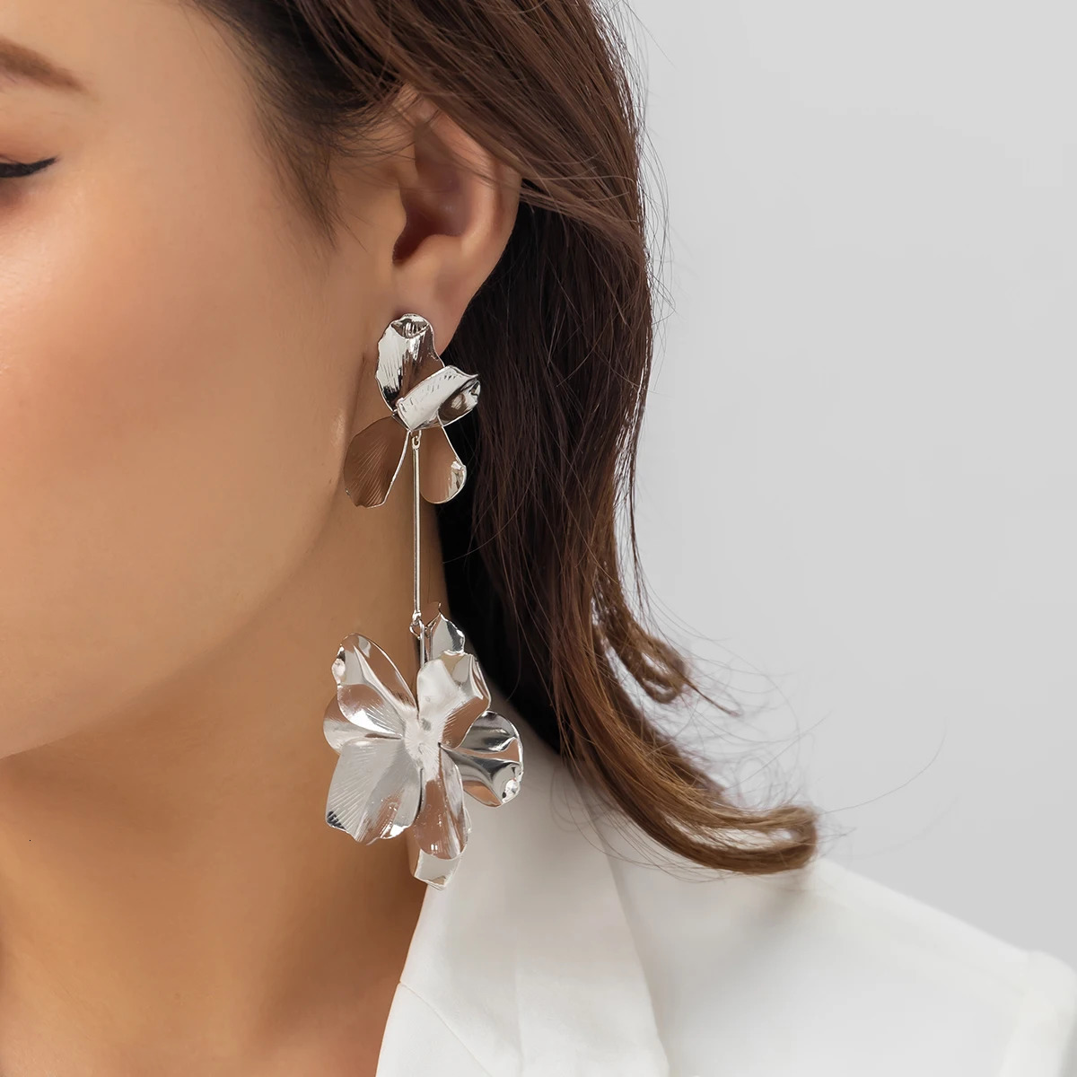 Vintage Geometric Flower Petal Pendant Drop Earrings for Women Fashion Statement Gold Color Hanging Earrings Party Jewelry Gifts 250513