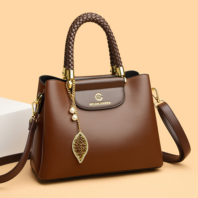 Free shipping 2025 new designer bag Large capacity women's versatile fashionable solid color shoulder bag, high-end and elegant commuter handbag