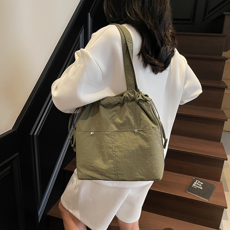 Large capacity lightweight waterproof nylon cloth women 2025 new student class single shoulder tote bag for leisure commuting