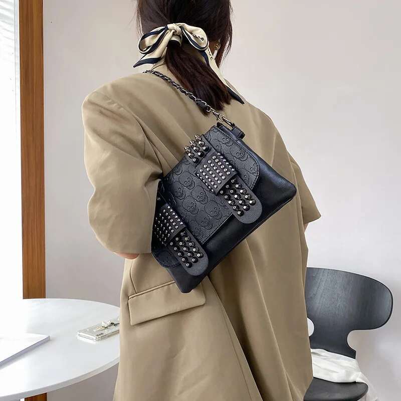 Vintage Skull Rivet Shoulder Women PU Leather Black Crossbody Designer Flap Messenger Bag New Fashion Lady Handbag Bolso