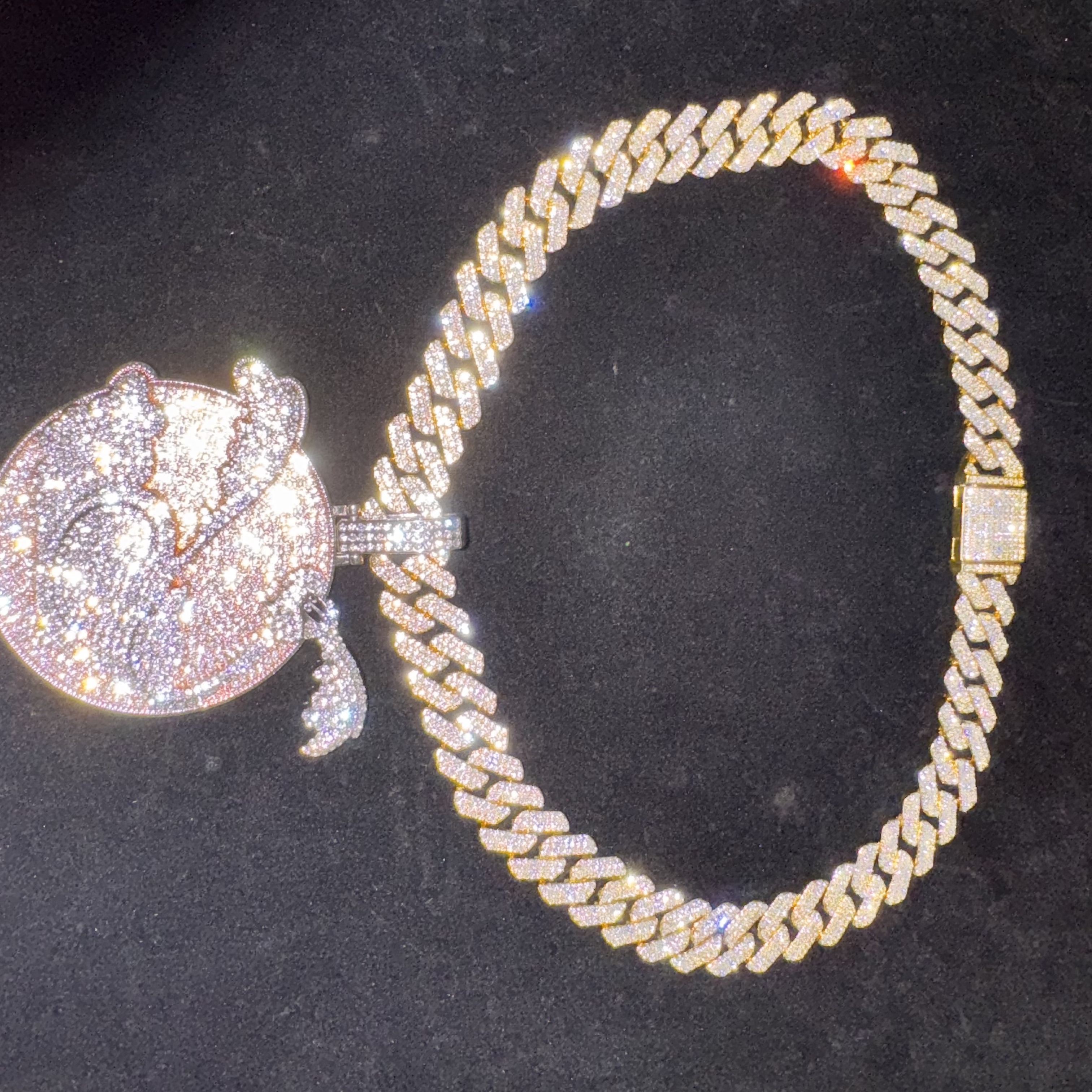 This season's newly launched 18mm wide luxury high-quality Cuban chains are men's Mosan stone necklace and men's hip-hop bracelet.
