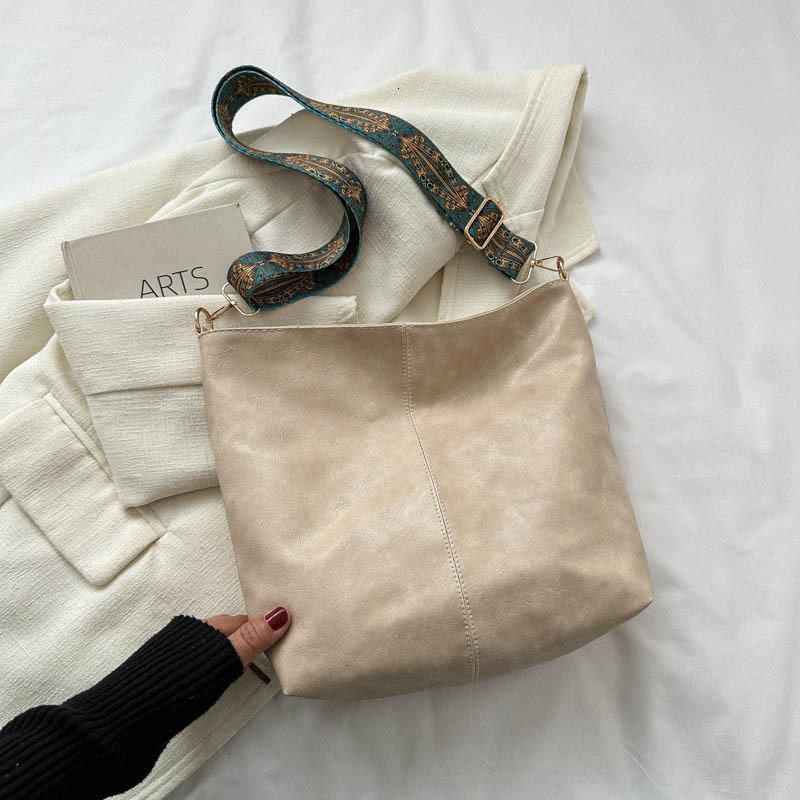 Free Delivery Designer Bag Soft Leather Large Capacity Fashionable Wide For Women In Early Autumn 2025 New Versatile Single Shoulder Crossbody Tote Tr
