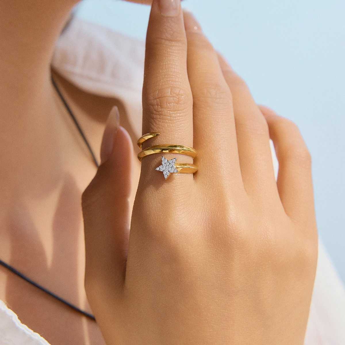 World Fashion Pentagram Three Layer Ring 18K Gold Color Plated Stainl Steel Water Diamond Star Stackable Ring Womens JewelrXJ250514