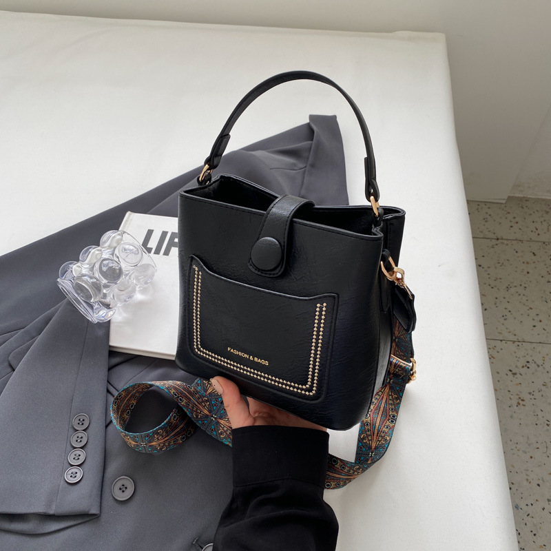 2025 New Free Delivery Designer's Bag Small Niche Design For Women Spring New Popular Wide Shoulder Strap Crossbody Versatile Hand-held Bucket Ba