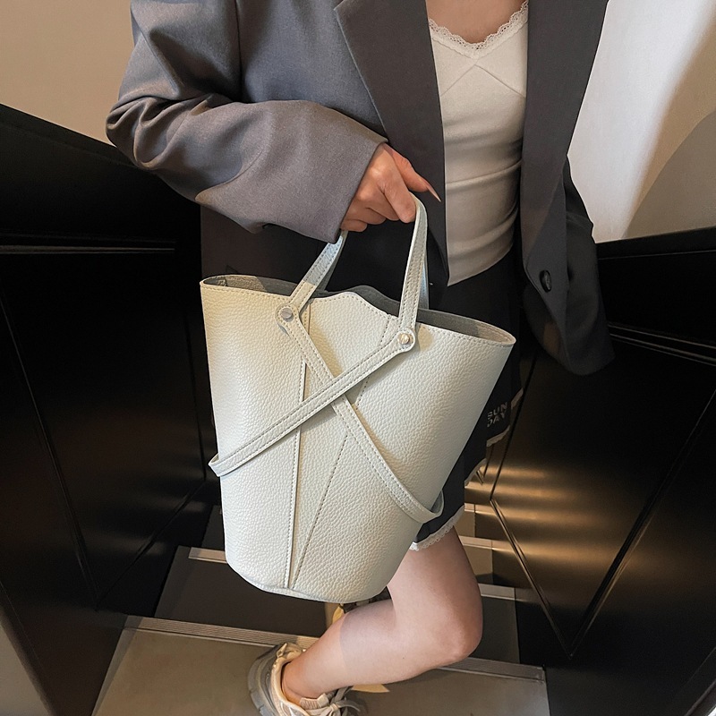 Light luxury niche high-end handbag women's 2025 new super hot water bucket vegetable basket versatile single shoulder crossbody bag
