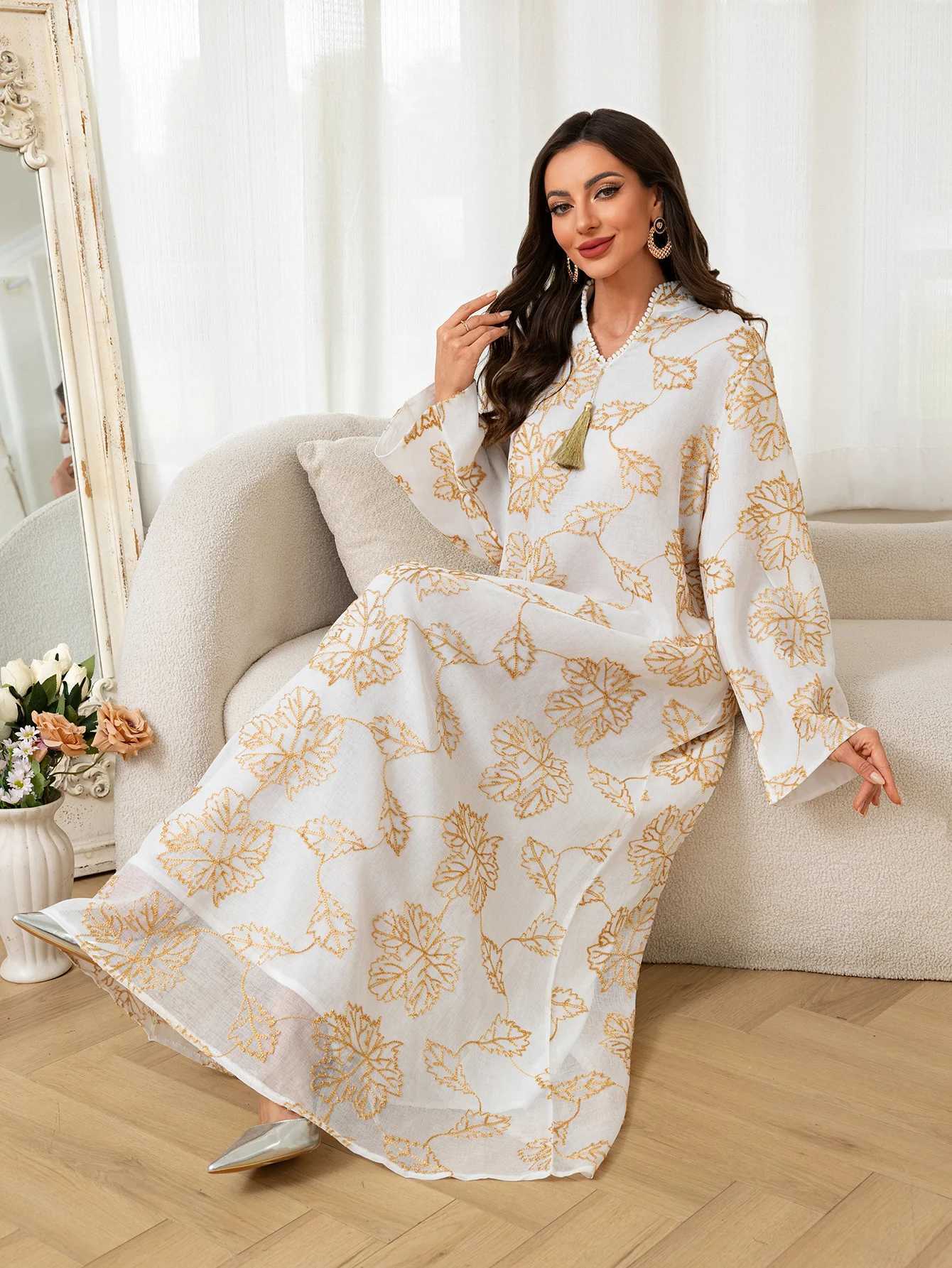Muslim White Abaya Featuring Golden Leaf Patterns Collar Tassel Detail for Daily Life and Celebratory Events in Islamic Societie X250514