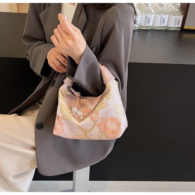 This year's popular niche embroidered for women 2025 versatile crossbody bag, new Chinese style single shoulder armpit bag