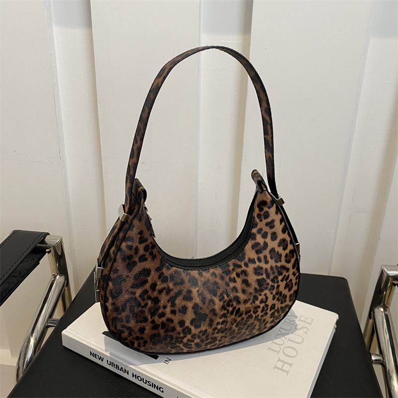 Beautiful Crescent Personalized And Trendy One Shoulder Crossbody 2025 New Luxury Bag New Free Delivery Designer Bag Fashionable Bag Women's Casu