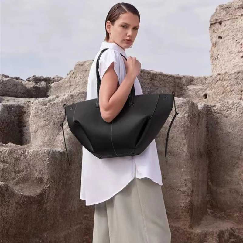 High end designer wing bag large capacity tote bag pleated hand-held armpit bag versatile cmuting shopping bag Z250514