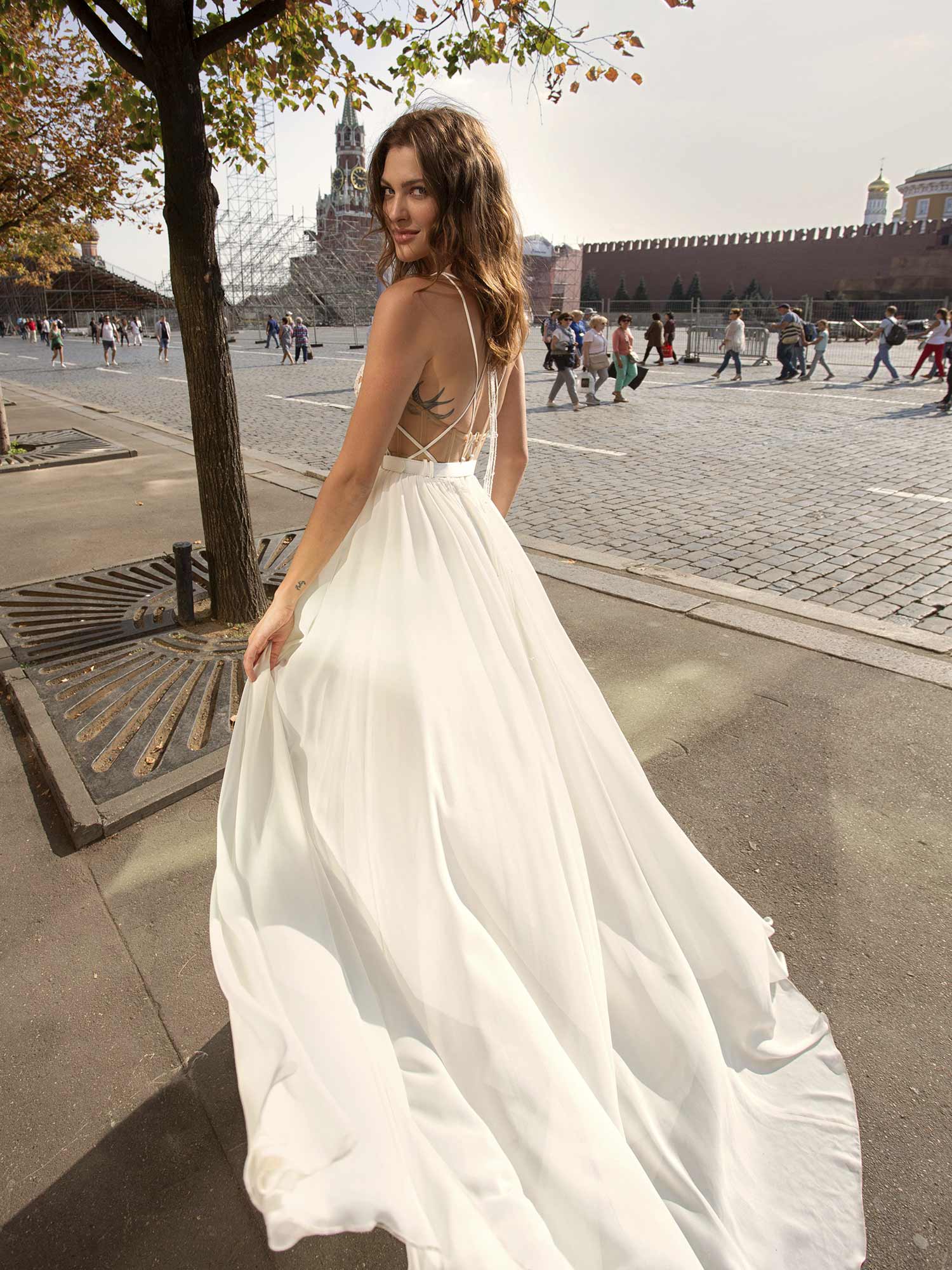 Luxury A Line Wedding Dresses Sexy Spaghetti Straps High Split Appliques Lace Bridal Gowns Customized Backless Sweep Train Robes