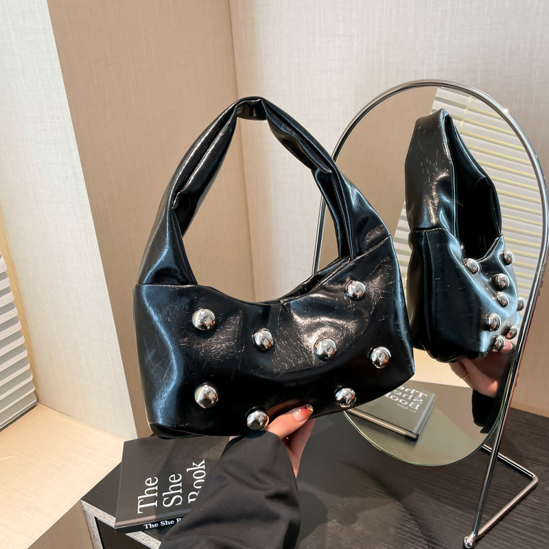 2025 New Luxury Bag Women's Korean Version Rivet Personality Fashion Niche Shoulder Internet Famous New Free Delivery Designer Bag Crossbody Armp