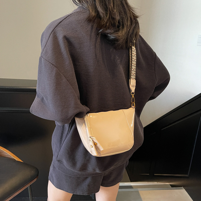 Small lightweight dumpling for women 2025 new wide strap single shoulder crossbody autumn and winter simple saddle bag