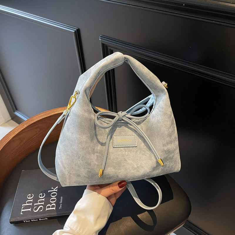 Large capacity women's summer versatile 2025 new niche design, simple crossbody bag, hand-held commuting dumpling bag