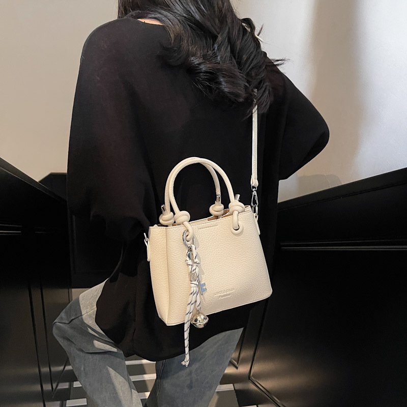 New bag for spring and summer casual women's small tote bag 2025 new large capacity designer single shoulder commuting crossbody bag, simple hand
