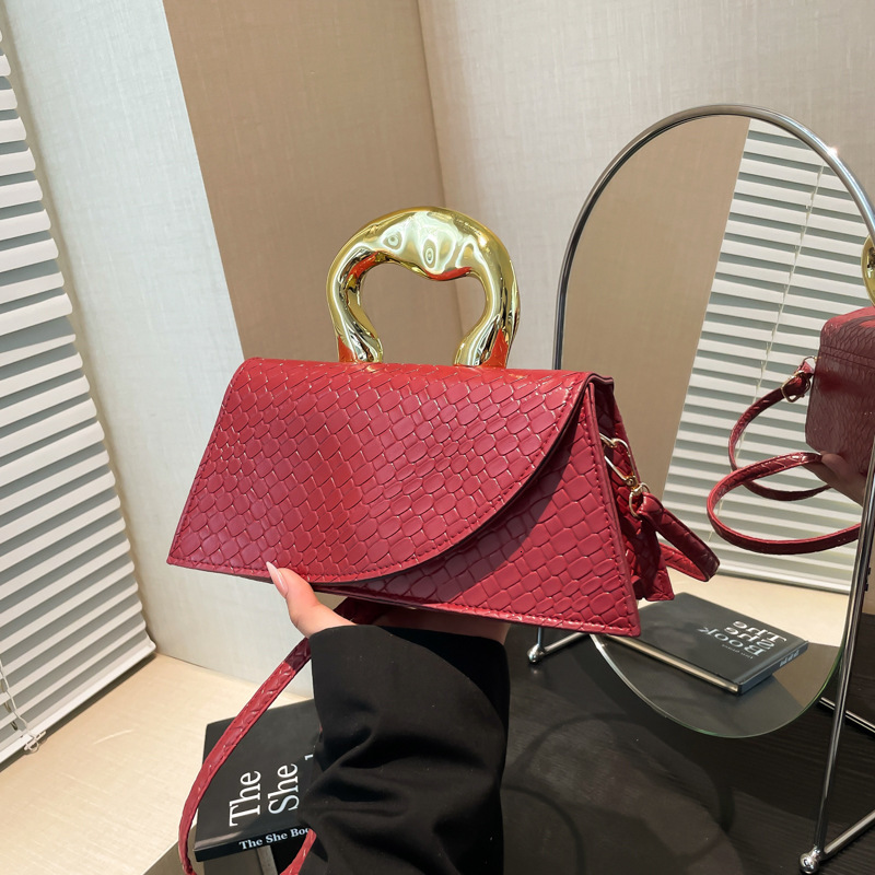 2025 New Free Delivery Designer Bag Spring/summer New High End Luxury Bag Niche Design This Year's Popular Temperament And Texture Handheld Singl