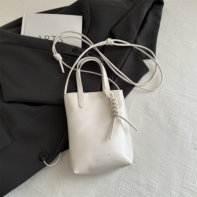 Free Delivery Designer Bag Small Holding Mobile Phone Fashionable And Versatile For Women Silver High End Feeling 2025 New Summer Handheld Shoulder Cr