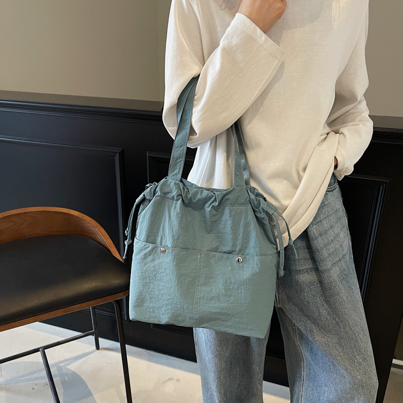 Large capacity lightweight waterproof nylon cloth women 2025 new student class single shoulder tote bag for leisure commuting