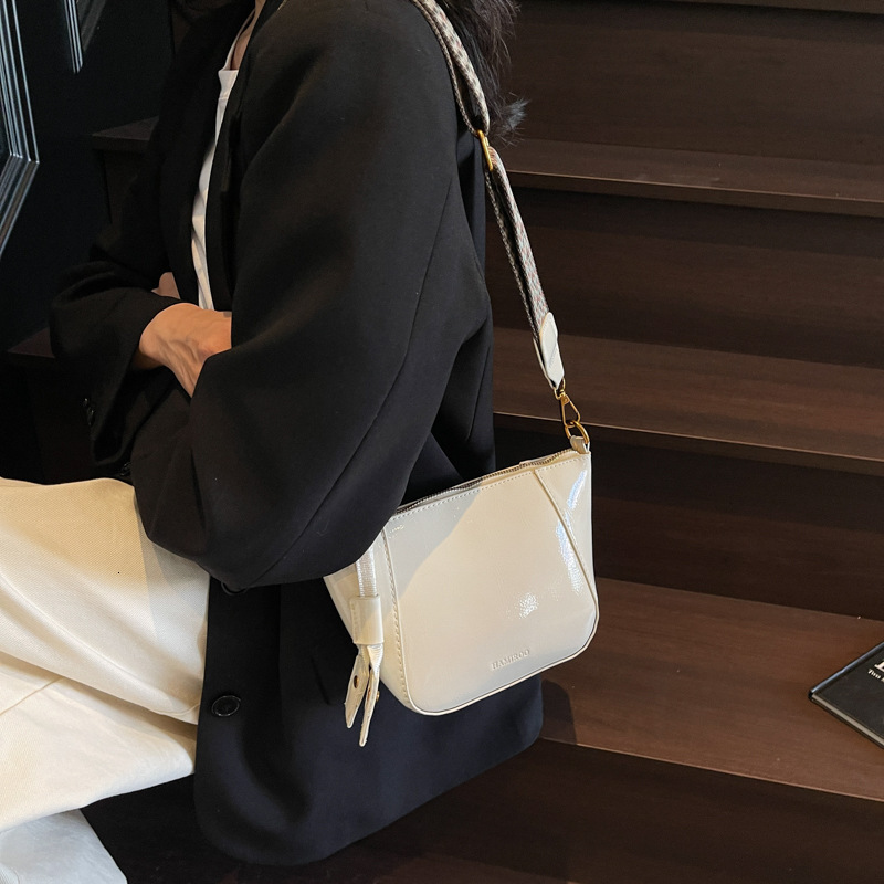 Small lightweight dumpling for women 2025 new wide strap single shoulder crossbody autumn and winter simple saddle bag