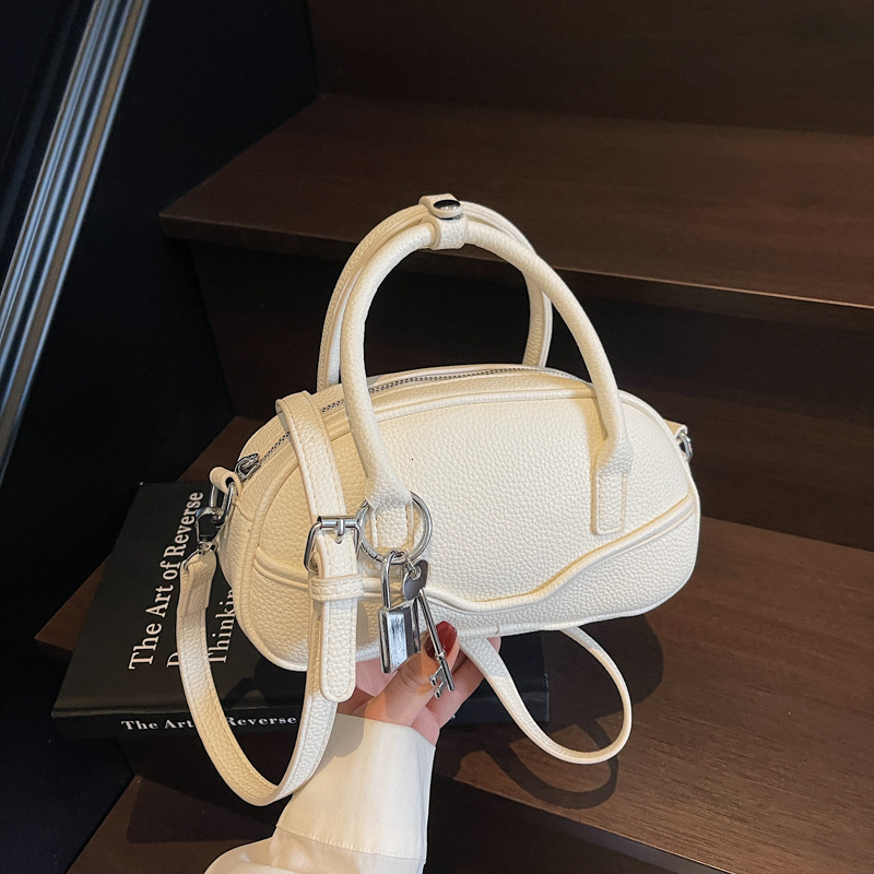 2025 New Style Bag Fashion and Niche Design Portable Bowling Designer New Style Korean Commuter Crossbody Bag Simple Trendy Pillow Bag Hundred Handhel