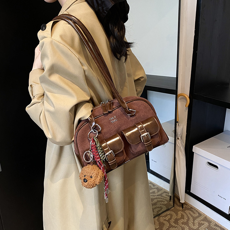 Matte hand-held bowling for women 2025 new shoulder bag, large capacity commuting Boston pillow bag