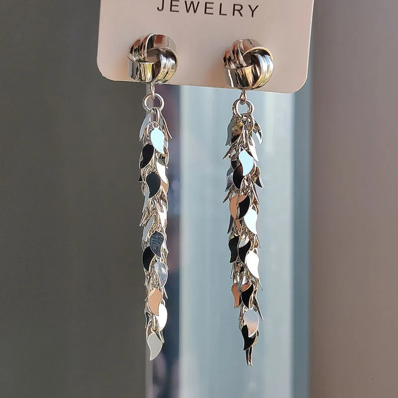 Fashion Metal Long Leaf Tassel Drop Earrings for Women Gold Color Temperament Charm Earrings Female Wedding Gifts 250513